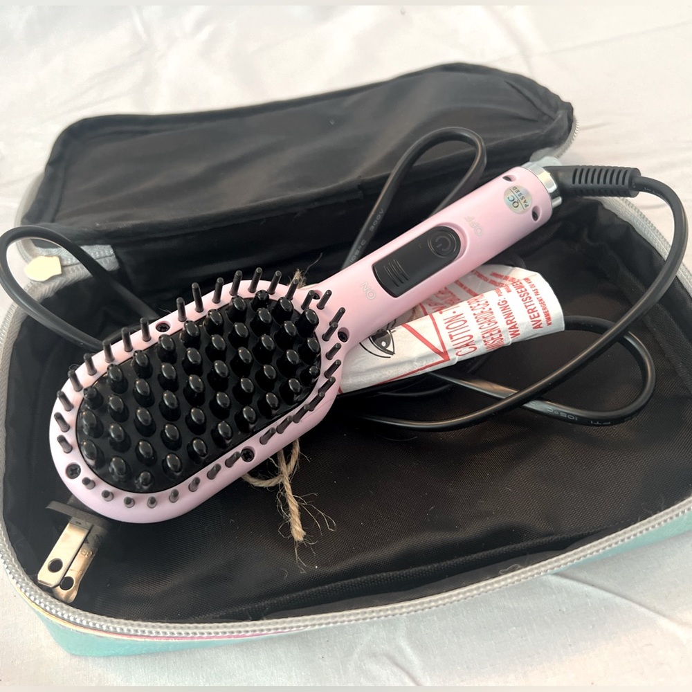 Travel size smoothing brush with case